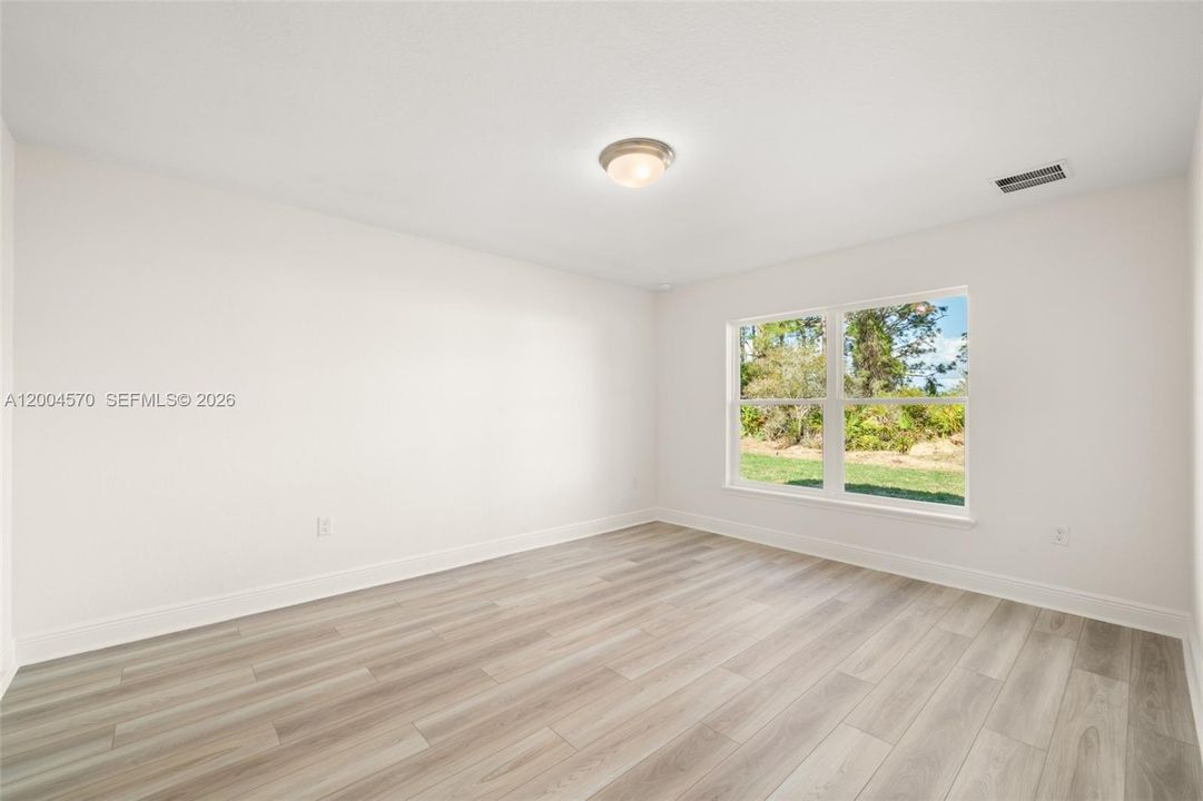 Activo con contrato: $295,000 (4 camas, 2 baños, 1665 Pies cuadrados)
