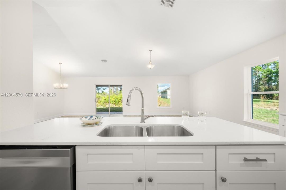 Activo con contrato: $295,000 (4 camas, 2 baños, 1665 Pies cuadrados)