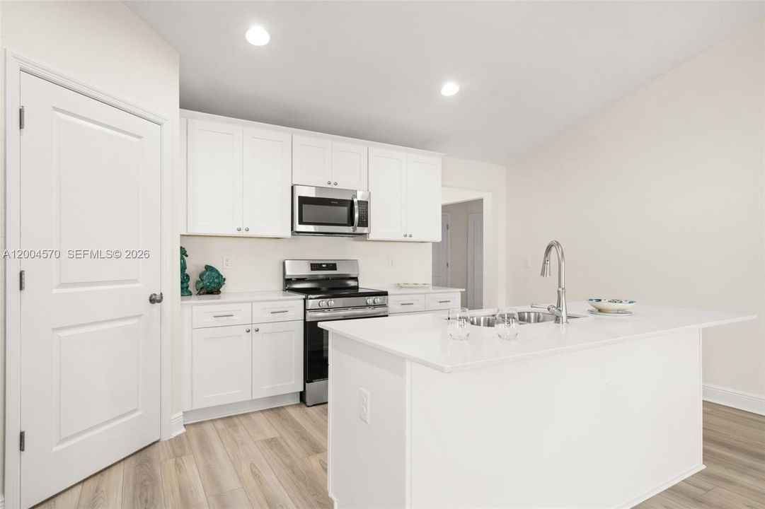 Activo con contrato: $295,000 (4 camas, 2 baños, 1665 Pies cuadrados)