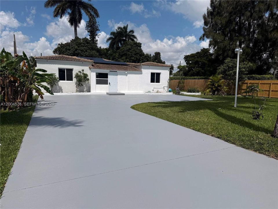 Activo con contrato: $3,900 (3 camas, 2 baños, 2387 Pies cuadrados)
