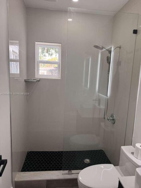 Activo con contrato: $3,900 (3 camas, 2 baños, 2387 Pies cuadrados)