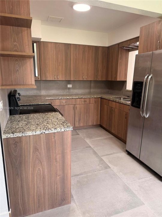 Activo con contrato: $3,900 (3 camas, 2 baños, 2387 Pies cuadrados)