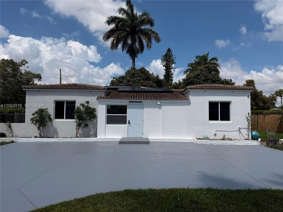 Activo con contrato: $3,900 (3 camas, 2 baños, 2387 Pies cuadrados)