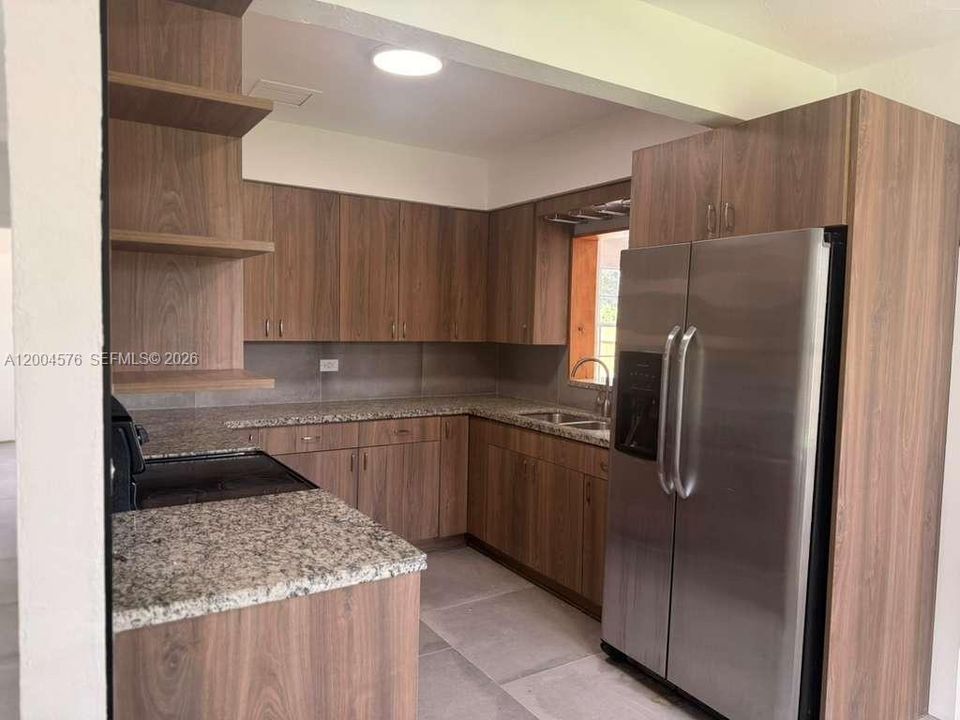 Activo con contrato: $3,900 (3 camas, 2 baños, 2387 Pies cuadrados)