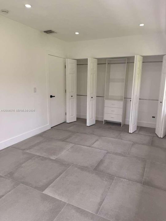 Activo con contrato: $3,900 (3 camas, 2 baños, 2387 Pies cuadrados)