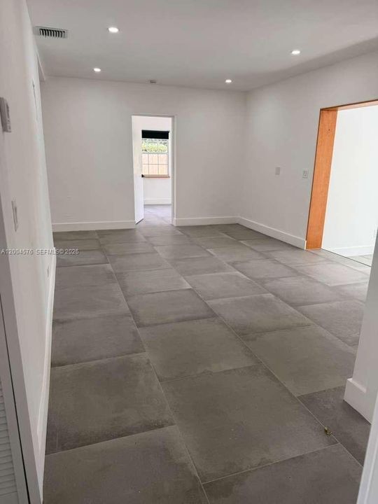 Activo con contrato: $3,900 (3 camas, 2 baños, 2387 Pies cuadrados)