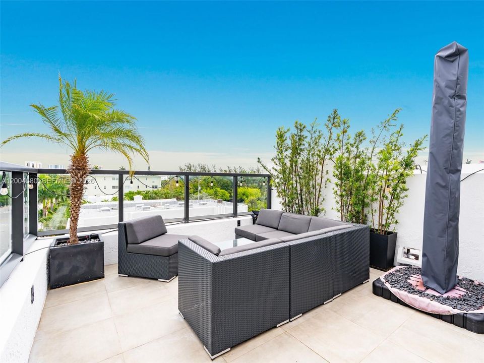 For Sale: $1,275,000 (2 beds, 2 baths, 1101 Square Feet)