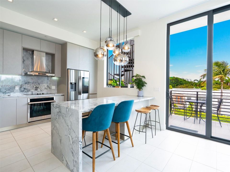 For Sale: $1,275,000 (2 beds, 2 baths, 1101 Square Feet)