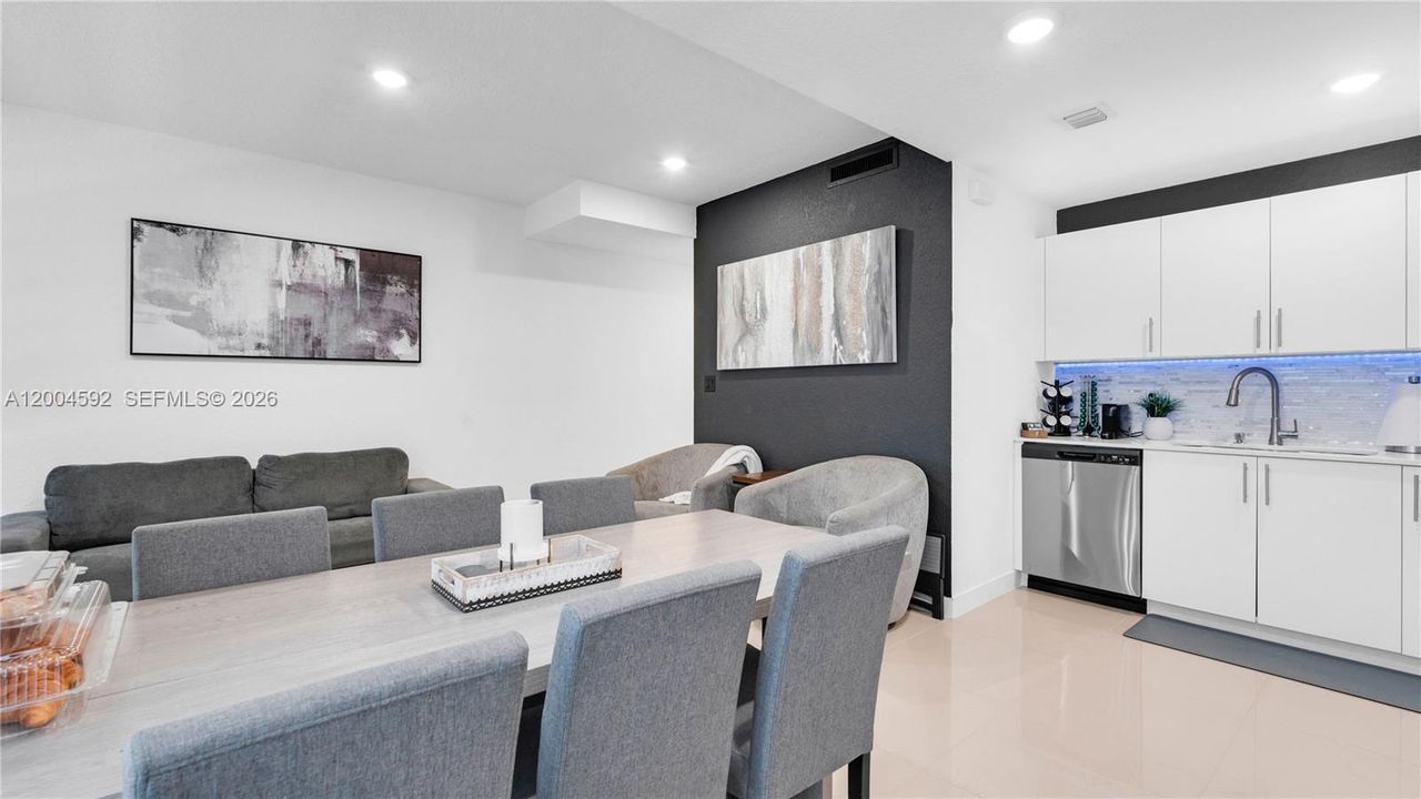 En Venta: $447,345 (4 camas, 3 baños, 1398 Pies cuadrados)