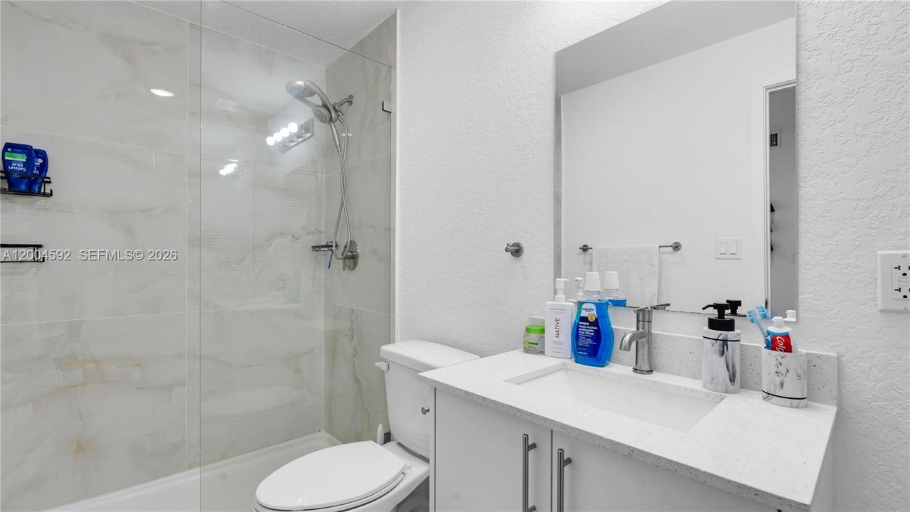 En Venta: $447,345 (4 camas, 3 baños, 1398 Pies cuadrados)