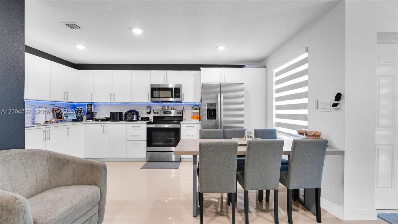En Venta: $447,345 (4 camas, 3 baños, 1398 Pies cuadrados)