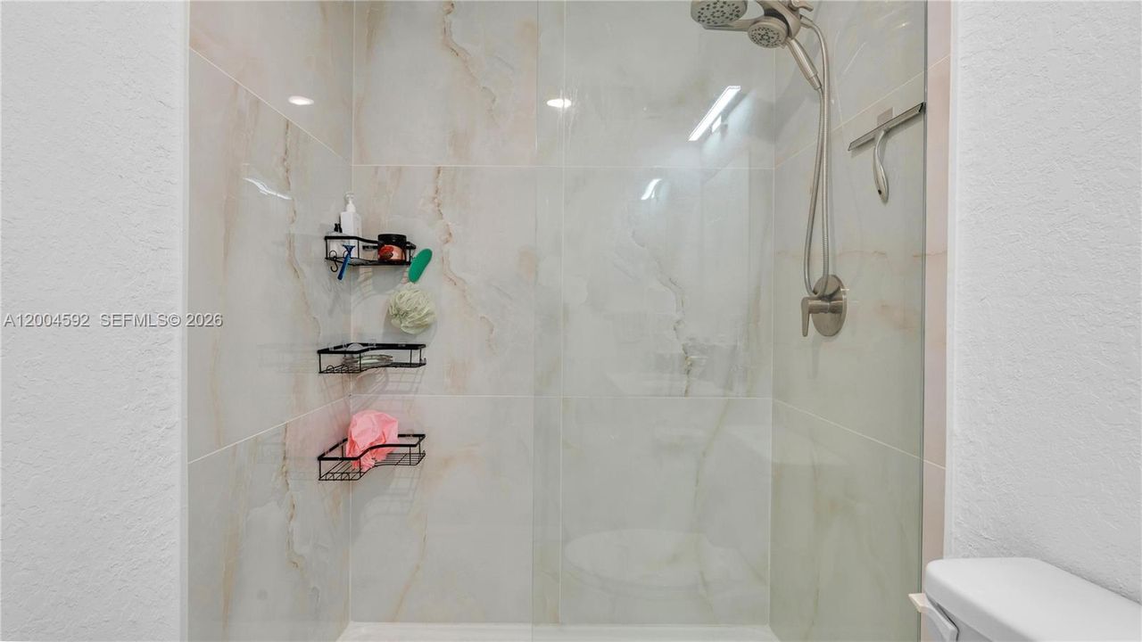 En Venta: $447,345 (4 camas, 3 baños, 1398 Pies cuadrados)
