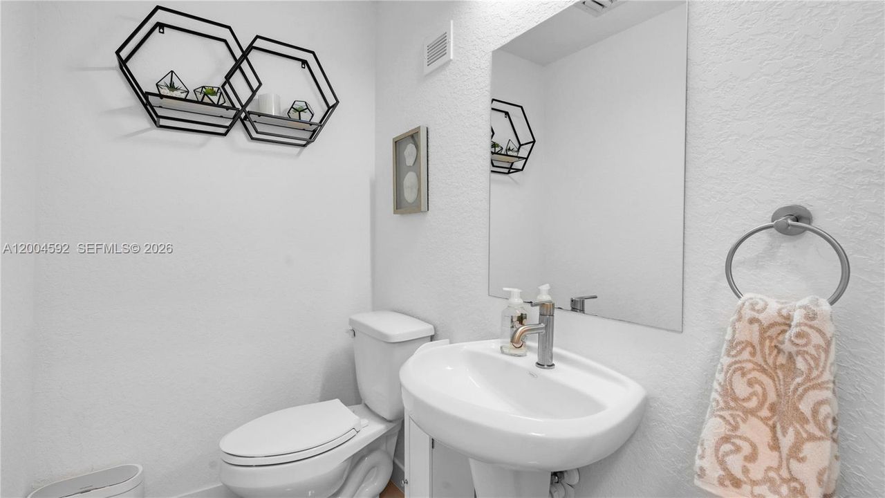 En Venta: $447,345 (4 camas, 3 baños, 1398 Pies cuadrados)