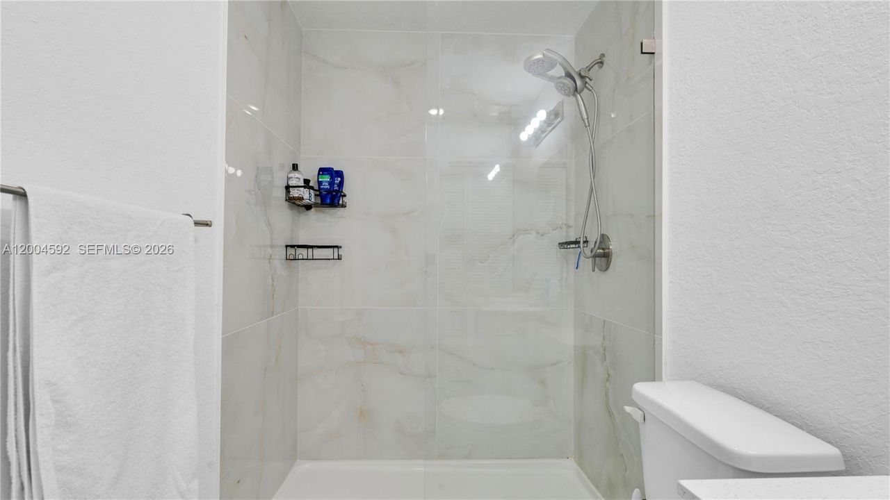 En Venta: $447,345 (4 camas, 3 baños, 1398 Pies cuadrados)