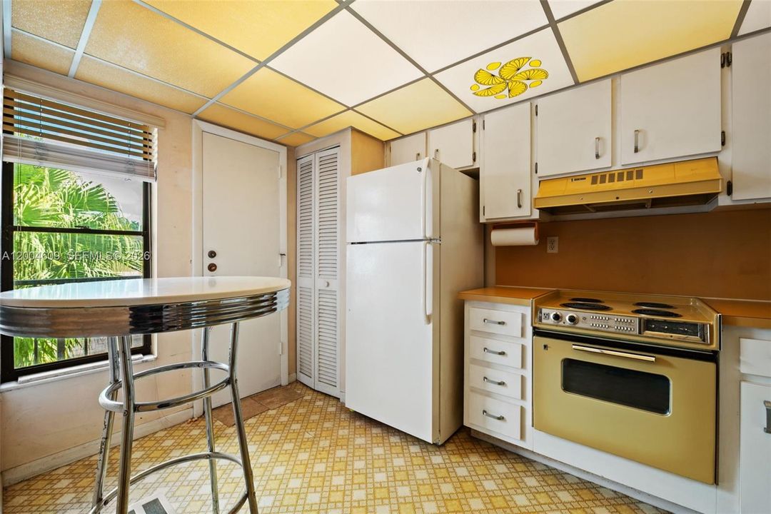 Под контрактом: $329,000 (2 спален, 2 ванн, 1020 Квадратных фут)