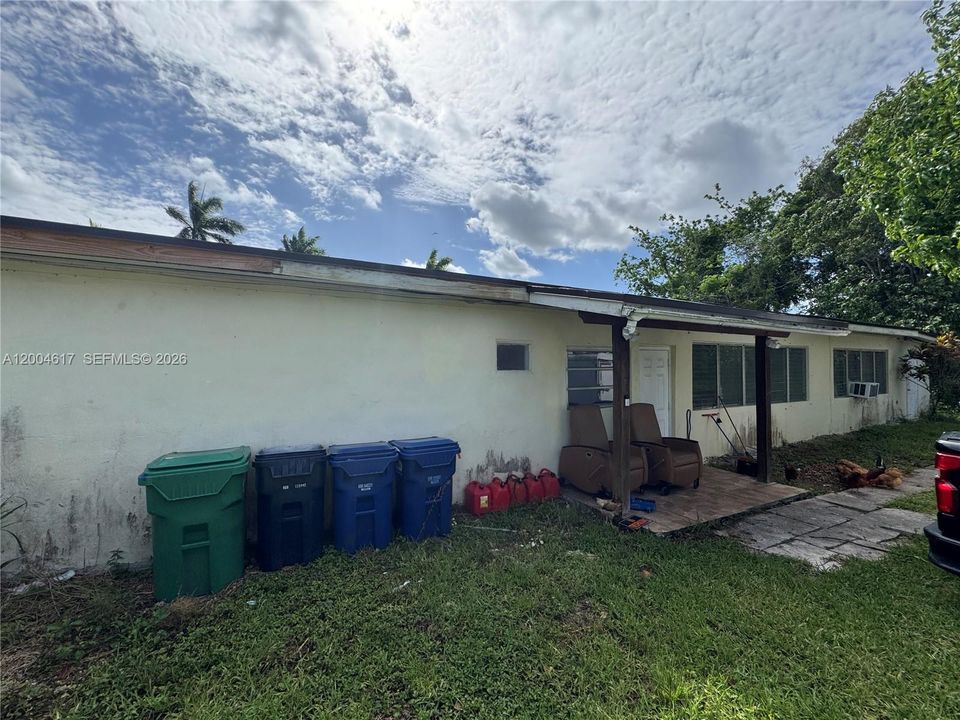 For Sale: $2,650,000 (7 beds, 4 baths, 4874 Square Feet)