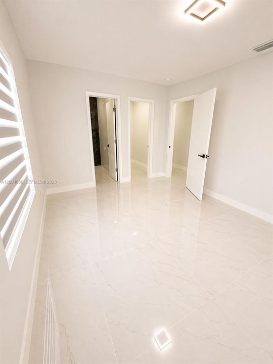 Master Bedroom w walking closet
