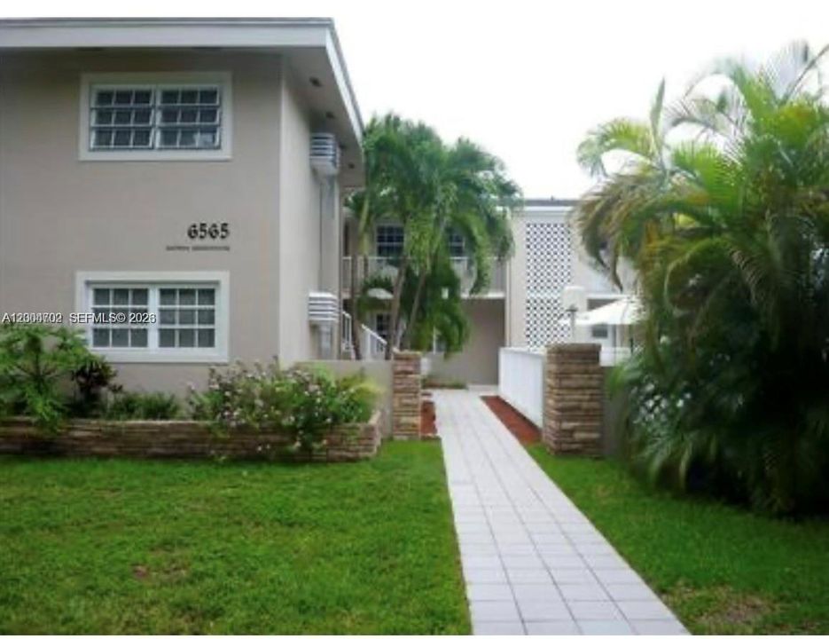For Sale: $276,500 (1 beds, 1 baths, 695 Square Feet)