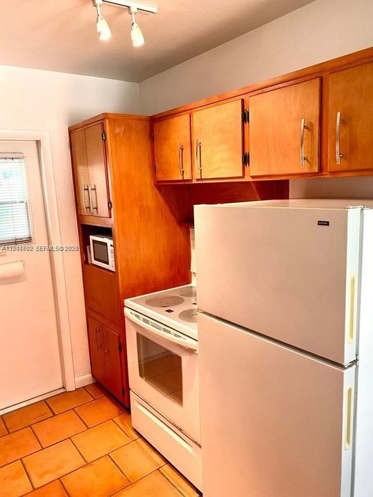 For Sale: $276,500 (1 beds, 1 baths, 695 Square Feet)