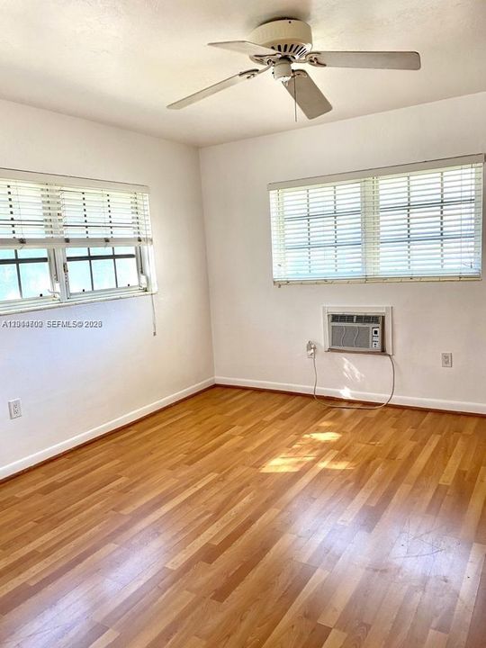 For Sale: $276,500 (1 beds, 1 baths, 695 Square Feet)
