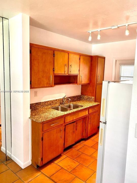 For Sale: $276,500 (1 beds, 1 baths, 695 Square Feet)