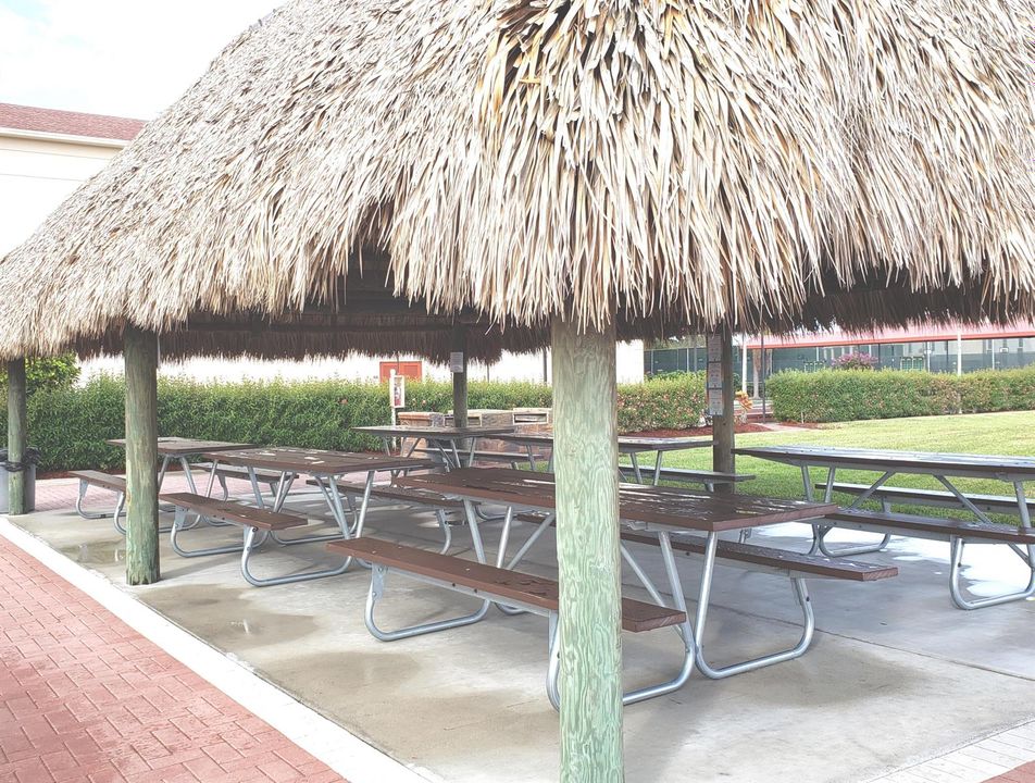 tiki hut bar bq