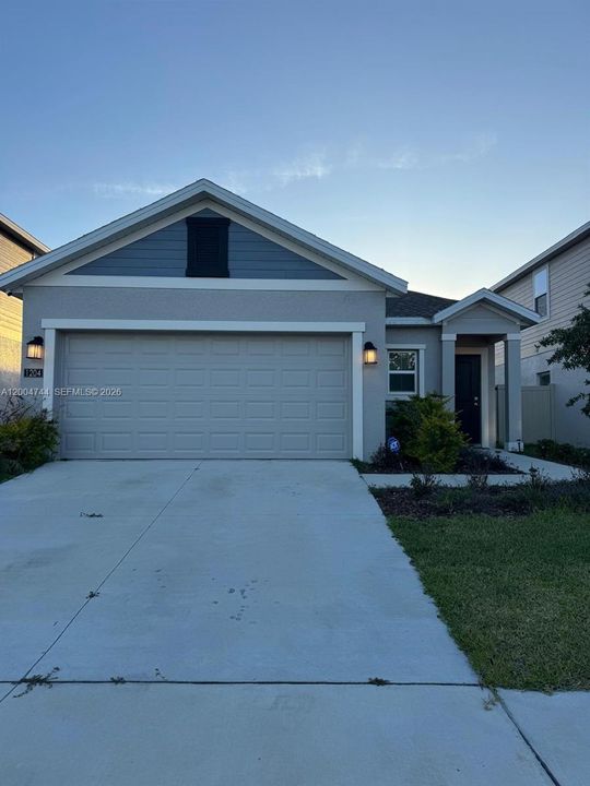 For Rent: $1,900 (3 beds, 2 baths, 4356 Square Feet)