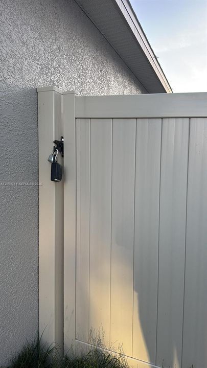 For Rent: $1,900 (3 beds, 2 baths, 4356 Square Feet)