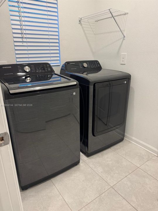 For Rent: $1,900 (3 beds, 2 baths, 4356 Square Feet)