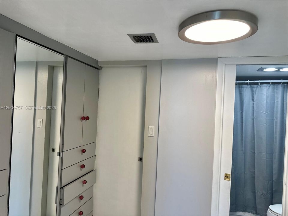 Под контрактом: $549,000 (2 спален, 2 ванн, 1331 Квадратных фут)