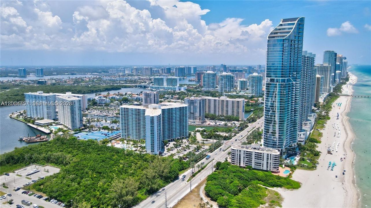Под контрактом: $549,000 (2 спален, 2 ванн, 1331 Квадратных фут)