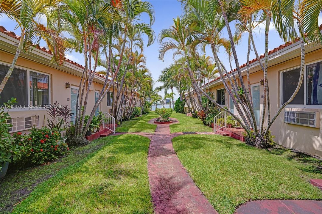 Active With Contract: $1,800 (1 beds, 1 baths, 550 Square Feet)