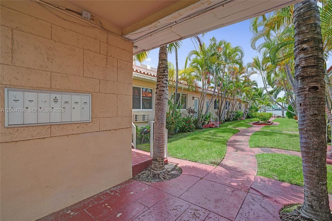 Active With Contract: $1,800 (1 beds, 1 baths, 550 Square Feet)