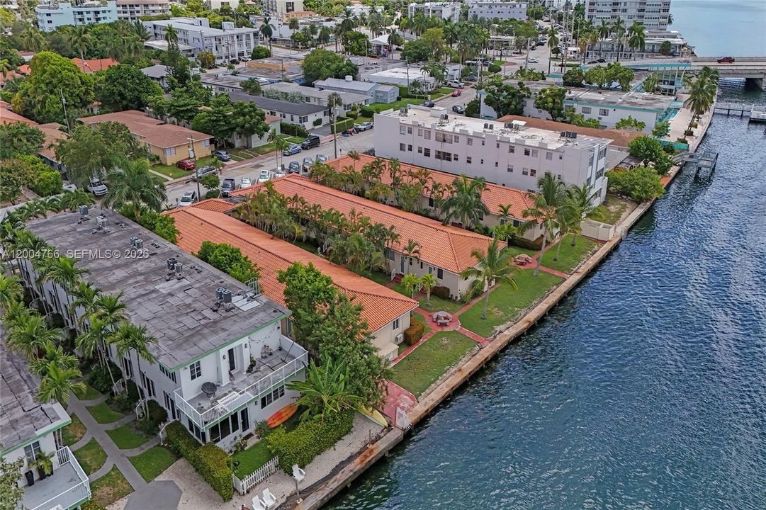 Active With Contract: $1,800 (1 beds, 1 baths, 550 Square Feet)