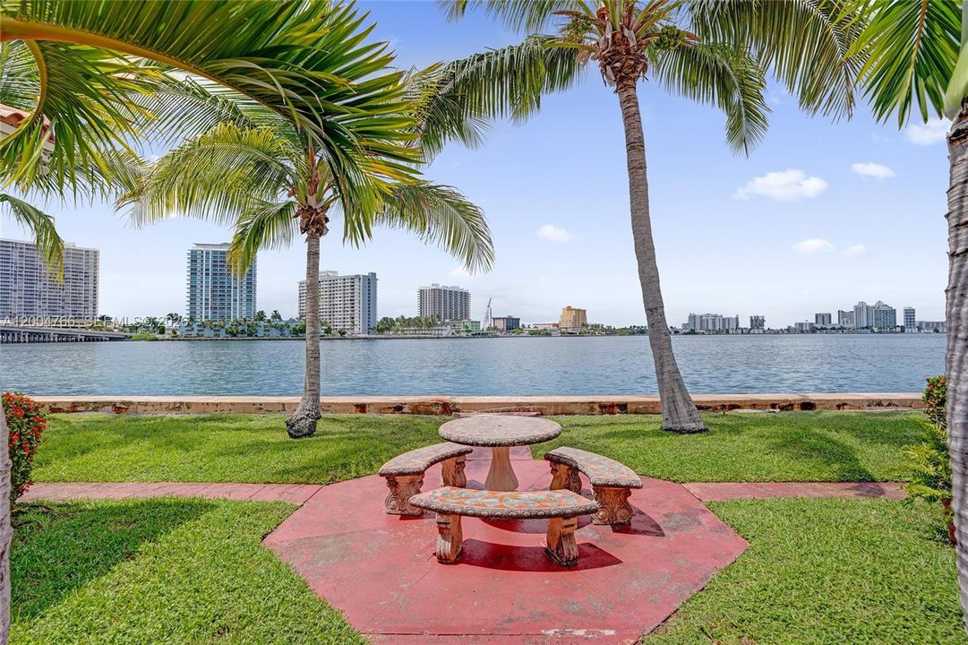 Active With Contract: $1,800 (1 beds, 1 baths, 550 Square Feet)