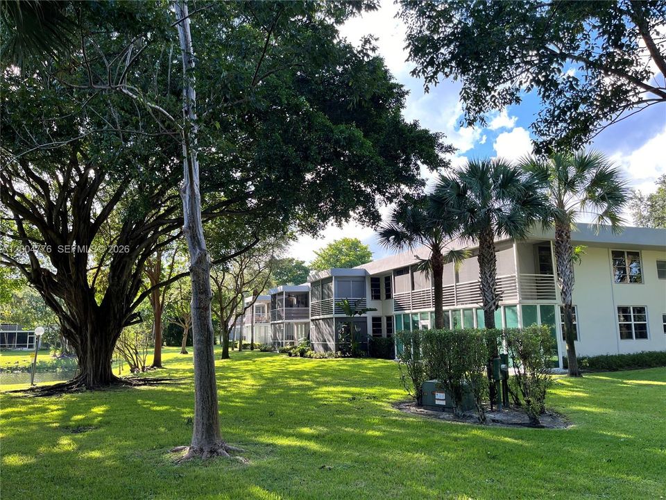 For Sale: $300,000 (3 beds, 3 baths, 1620 Square Feet)