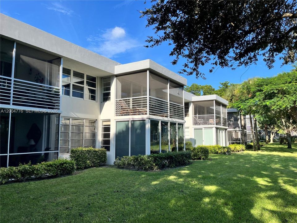 For Sale: $300,000 (3 beds, 3 baths, 1620 Square Feet)