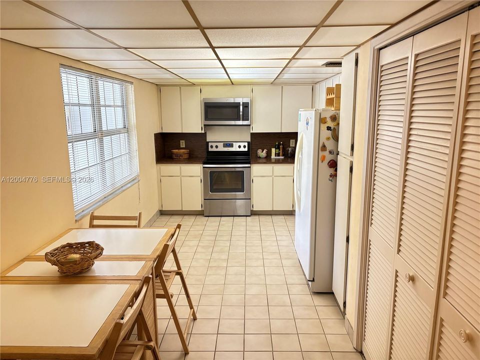 For Sale: $300,000 (3 beds, 3 baths, 1620 Square Feet)