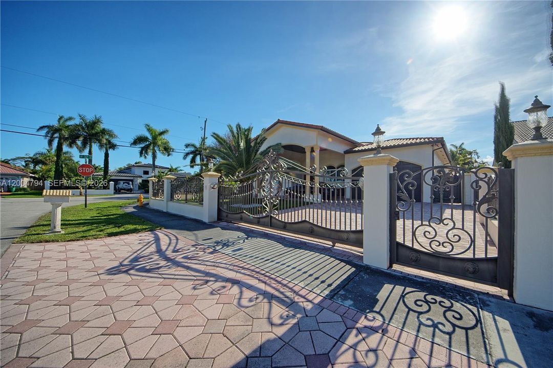 Active With Contract: $1,649,000 (4 beds, 4 baths, 3281 Square Feet)