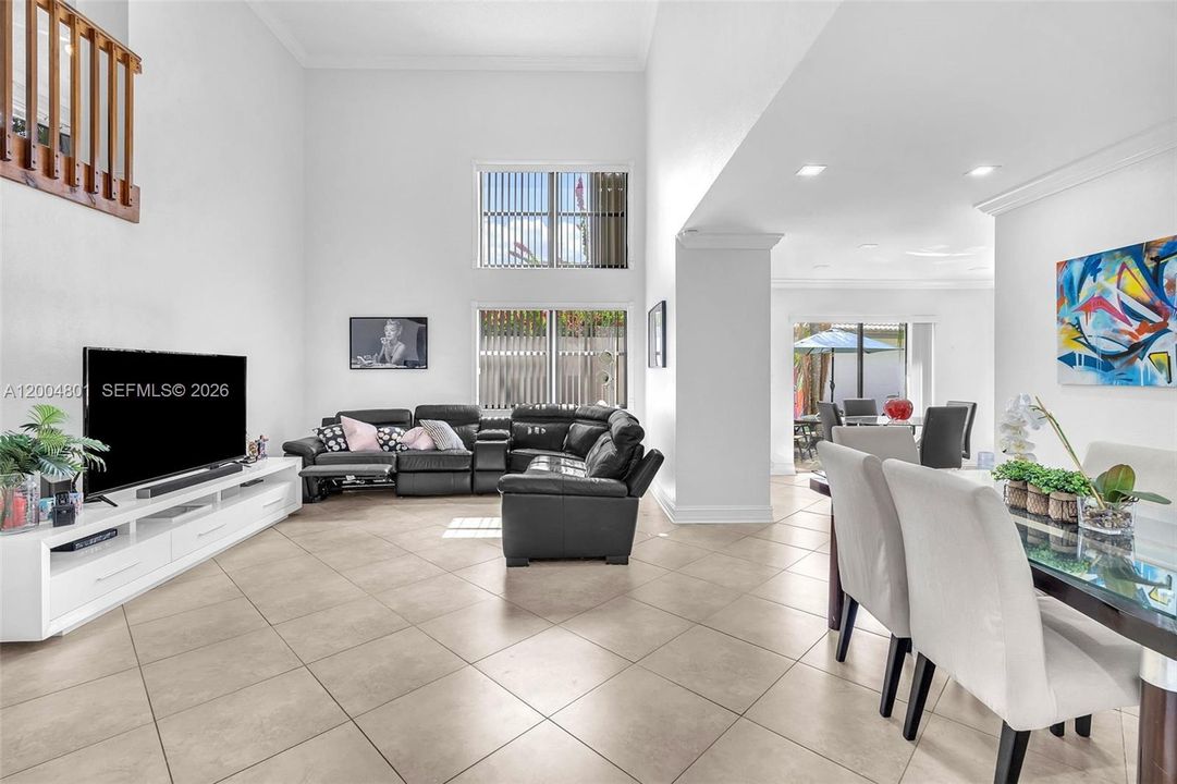 Activo con contrato: $674,995 (4 camas, 2 baños, 1993 Pies cuadrados)