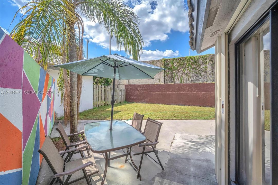 Activo con contrato: $674,995 (4 camas, 2 baños, 1993 Pies cuadrados)