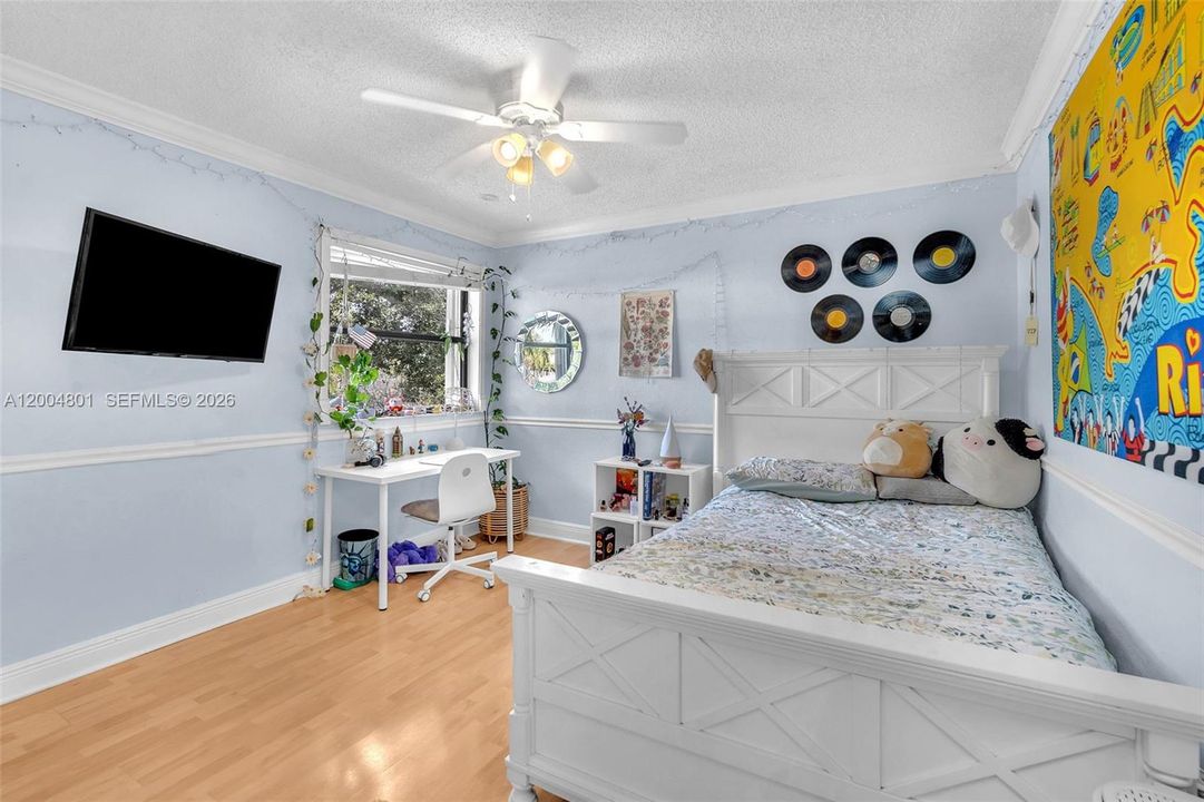 Activo con contrato: $674,995 (4 camas, 2 baños, 1993 Pies cuadrados)