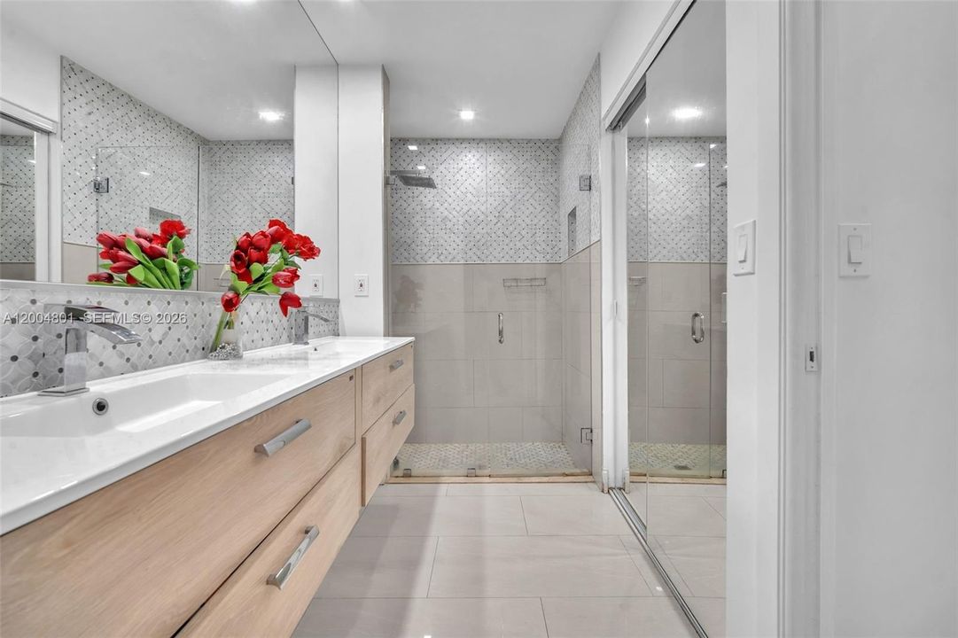Activo con contrato: $674,995 (4 camas, 2 baños, 1993 Pies cuadrados)