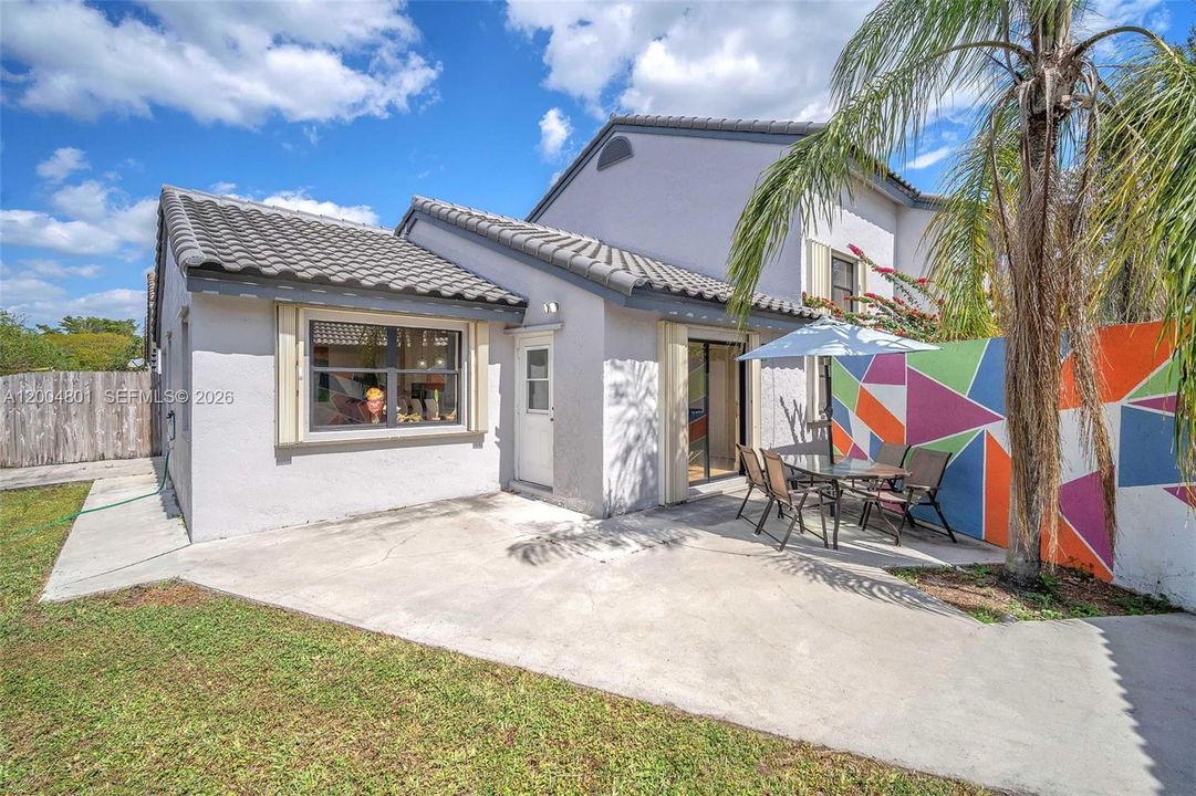 Activo con contrato: $674,995 (4 camas, 2 baños, 1993 Pies cuadrados)