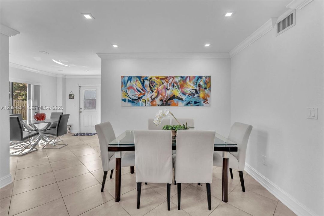 Activo con contrato: $674,995 (4 camas, 2 baños, 1993 Pies cuadrados)