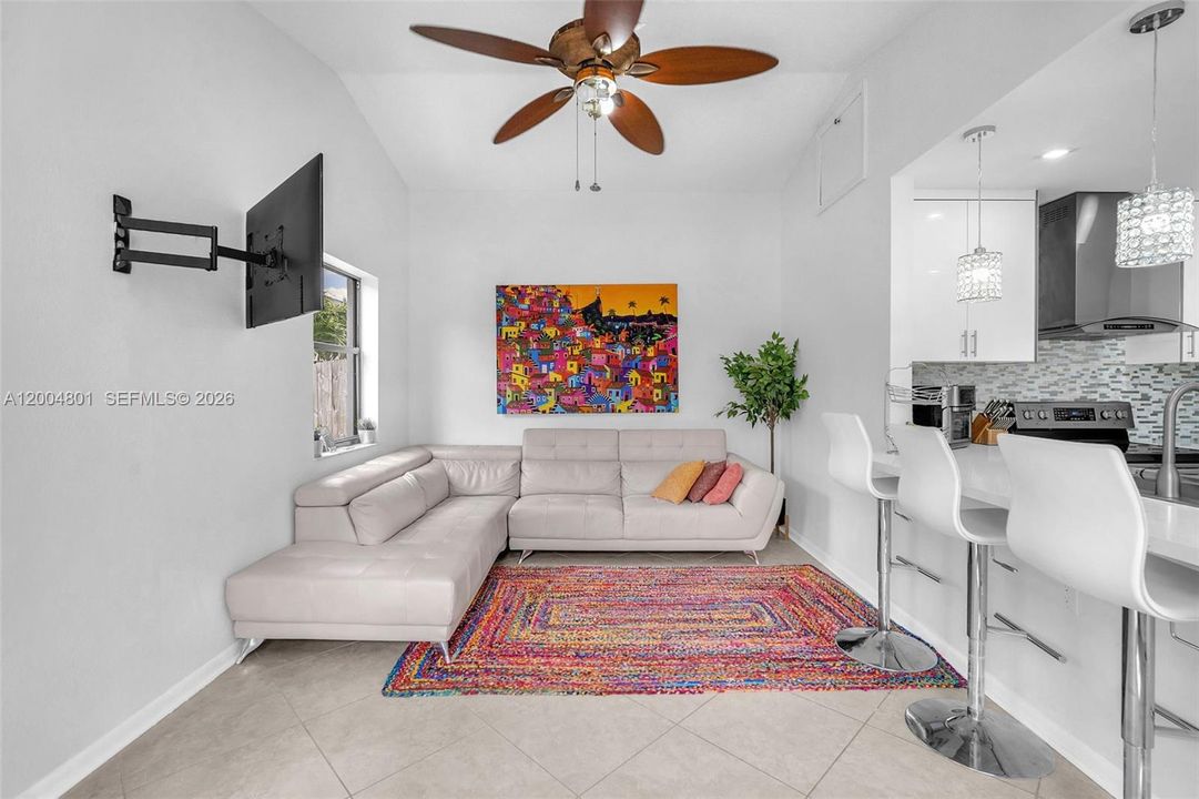 Activo con contrato: $674,995 (4 camas, 2 baños, 1993 Pies cuadrados)