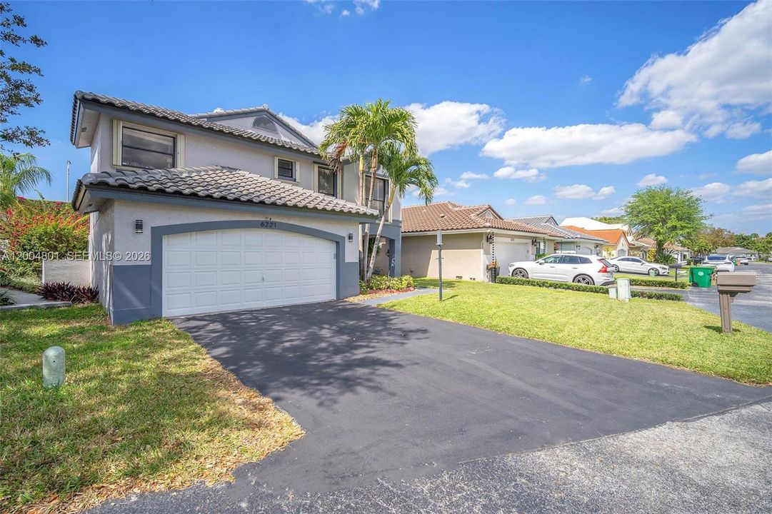 Activo con contrato: $674,995 (4 camas, 2 baños, 1993 Pies cuadrados)
