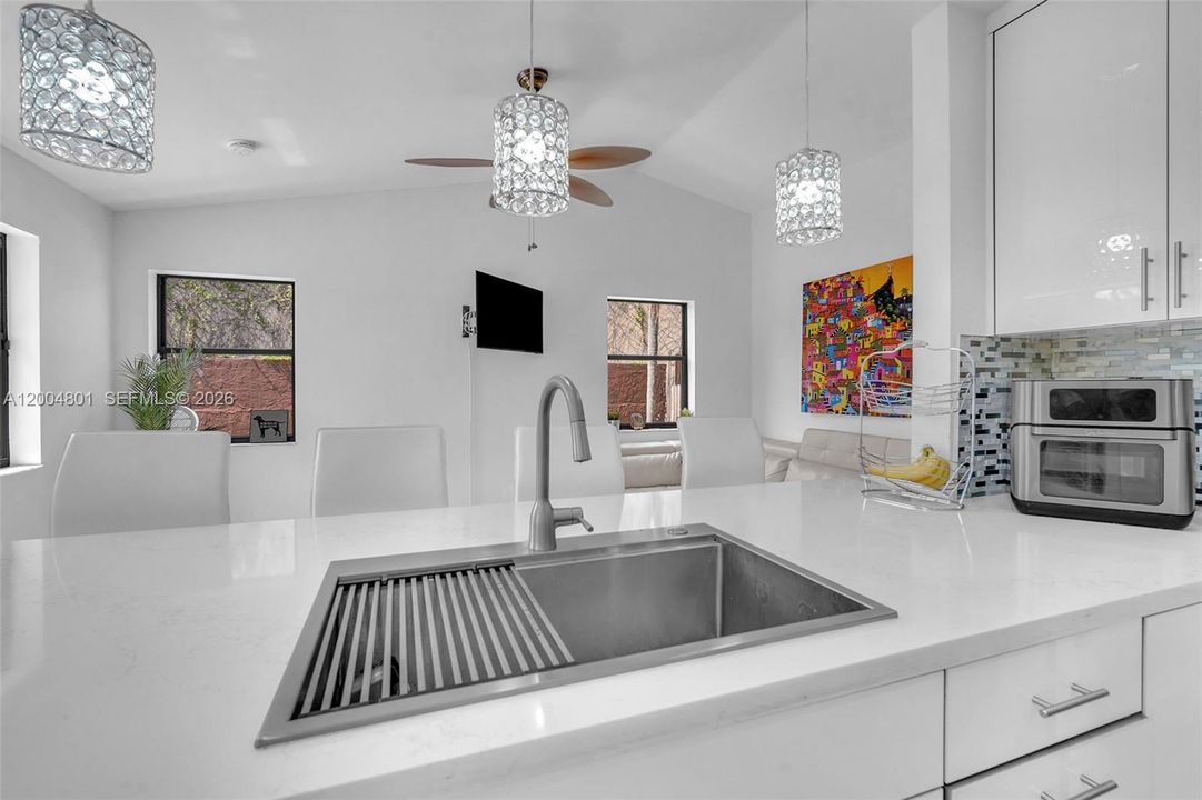 Activo con contrato: $674,995 (4 camas, 2 baños, 1993 Pies cuadrados)