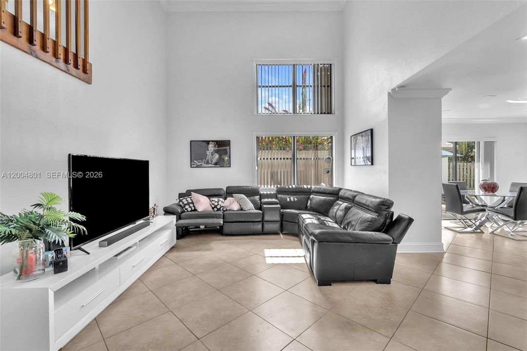 Activo con contrato: $674,995 (4 camas, 2 baños, 1993 Pies cuadrados)