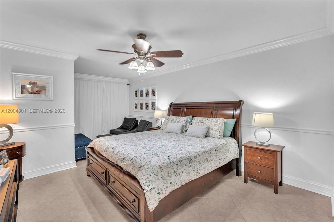 Activo con contrato: $674,995 (4 camas, 2 baños, 1993 Pies cuadrados)